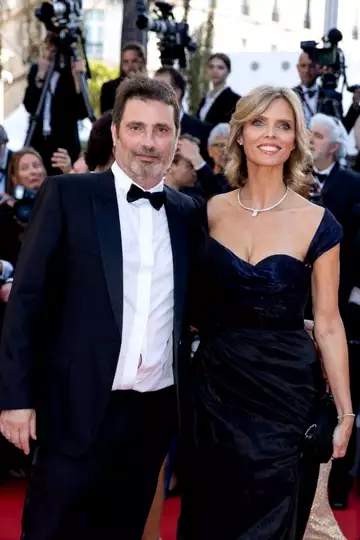 Cannes 2022 : petit problème de chemise pour le sidekick de Sylvie Tellier sur le tapis rouge - le bouton qui a sauté !