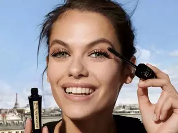 Maquillage : Ce mascara à la brosse inhabituelle est le plus vendu en France