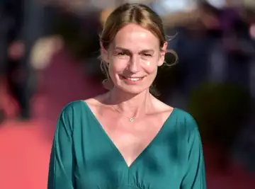 Une célèbre actrice française raconte en direct dans C à Vous les coulisses d'un tournage avec Johnny Hallyday.