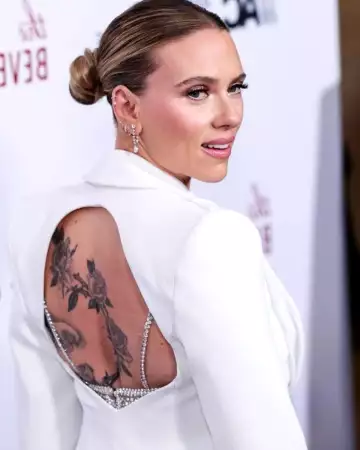 Scarlett Johansson séduit le tapis rouge avec son partenaire sexy.