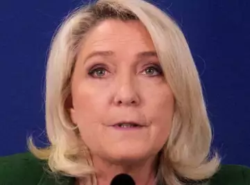 48 heures avant le grand prime "Face à Baba", Cyril Hanouna annonce en direct qu'un membre de la famille de Marine Le Pen sera présent !