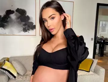 Nabilla Vergara est absente des réseaux sociaux : Son chirurgien confirme la naissance avec une première photo du bébé