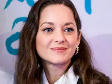 Marion Cotillard est inquiète et gênée sur la scène de "C à vous" : elle interrompt le programme et les équipes pour ne pas revoir certaines images !