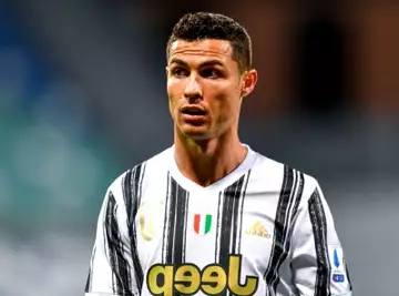 Cristiano Ronaldo à la plage dans un minuscule maillot de bain ? le footballeur ne cache presque rien !