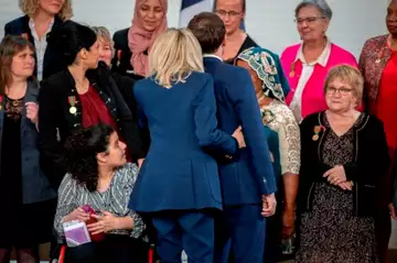 Emmanuel et Brigitte Macron : des gestes tendres à l'Élysée, ils montrent leur complicité sans précédent