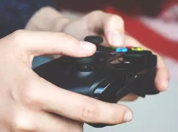 Un couple laisse son bébé de 19 mois mourir dans son berceau parce qu'il est obnubilé par les jeux vidéo