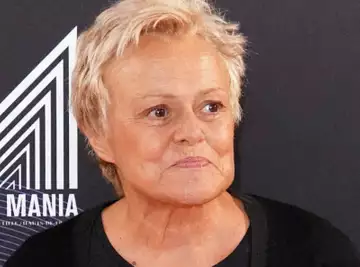 "C'est trop tard" : Muriel Robin parle d'une maternité sans tabou !