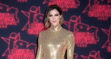 Les NRJ Music Awards, c'est pas gagné ! Iris Mittenaere et Vitaa frôlent la catastrophe ! Comment l'ex-Miss Univers a failli "humilier" la chanteuse