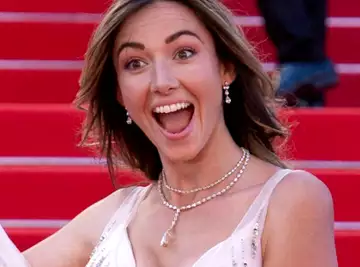 Delphine Wespiser : l'ancienne Miss France fait monter la température avec une vidéo en petite tenue...
