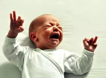 Il tente de frapper sa compagne et blesse gravement son bébé de trois mois.