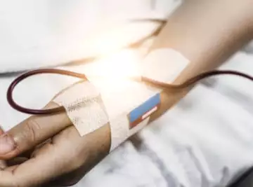 Elle s'effondre en raison de douleurs dorsales et se réveille à l'hôpital avec des membres amputés.