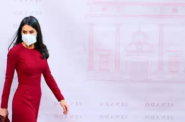 Dans une robe rouge ultra stricte, Letizia d'Espagne affiche sa silhouette parfaite et ses formes de rêve !