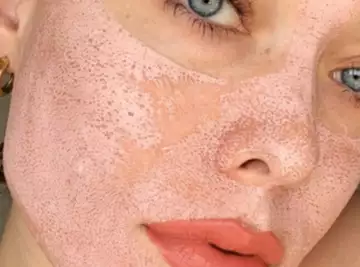 TikTok : Vidéos prouvant que ce masque à l'argile rose resserre vraiment les pores en 10 minutes