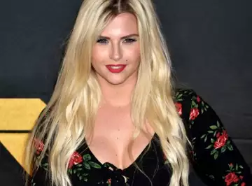 Kelly Vedovelli choquée par une question sur les parties intimes : Sa crise de colère ouverte sur Instagram !