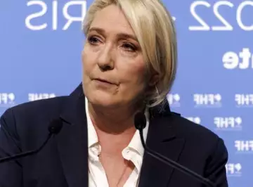 "Le Pen dehors, Le Pen raciste" : Marine Le Pen se fait arracher le micro lors d'une interview télévisée en Guadeloupe