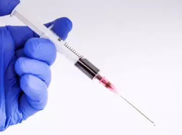 Il utilise une seringue pour infecter la nourriture de trois magasins avec son propre sang.