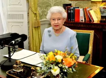 Elizabeth II a un smartphone personnel : et elle ne décroche que pour ces 2 personnes !