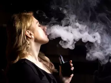 A 38 ans, elle couche avec des élèves pour des cigarettes électroniques