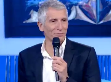 "Non mais quoi que vous pensiez" : Nagui se fait huer par le public de "N'oubliez pas les paroles" après une blague très osée sur une candidate !