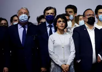 Impuissante au milieu d'une manifestation de Valérie Pécresse, et la seule sans masque ... Rachida Dati aux pieds nus !