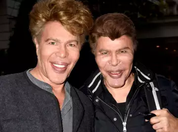 Igor et Grichka Bogdanoff ruinés ? Un proche des jumeaux révèle qu'ils n'avaient même pas de quoi payer leurs achats...