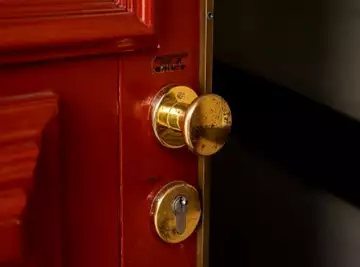 Une infirmière, qui dort paisiblement, découvre avec effroi la présence d'un homme qui se jette sur elle sans aucun remords.
