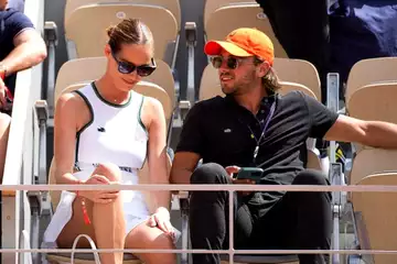 Mini-jupe de tennis ultra-courte, Maëva Coucke (Miss France 2018) enflamme les tribunes de Roland Garros au bras de son compagnon François Bonifaci.