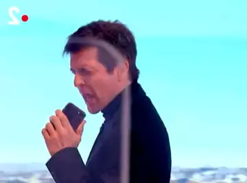Un célèbre journaliste improvise un concert live de Johnny sur France 2 : mais que va penser Laeticia Hallyday ?