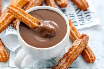 Recette snack : les délicieux churros de Cyril Lignac avec sauce au chocolat, sans machine !