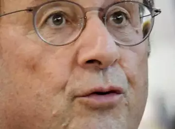 François Hollande est méconnaissable : Ce détail insolite change complètement le visage de l'ancien président de la République !
