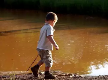 Logan, 5 ans, jeté dans une rivière après avoir été battu à mort par sa mère, son conjoint et un adolescent de 14 ans.