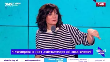 Estelle Denis s'indigne : une chroniqueuse quitte le plateau en direct pour "changer sa serviette hygiénique" !