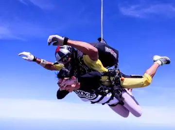 Parachute défectueux : Lors d'un saut en tandem, un instructeur meurt après une terrible chute, sa cliente survit.