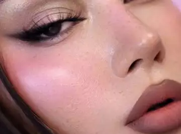 Maquillage : Ombres à blush : Pourquoi cette nouvelle façon d'appliquer le blush fait un tabac sur TikTok