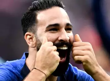 Adil Rami en couple ? Une star de la télé-réalité interrompt le tournage d'une célèbre émission pour le retrouver !