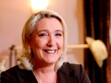 "Elle l'imite parfois de façon caricaturale et ridicule" : Marine Le Pen s'en prend en privé à Anne-Sophie Lapix !
