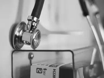 Bretagne : un médecin à la retraite est jugé pour agressions sexuelles sur huit jeunes patientes