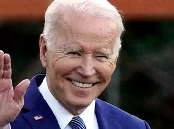 Joe Biden : Cette vidéo très inquiétante montre le président américain saluant une personne imaginaire !