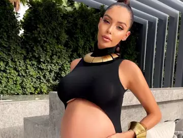 Nabilla Benattia enceinte : pour son arrivée à Cannes, la future maman mise sur une robe très transparente