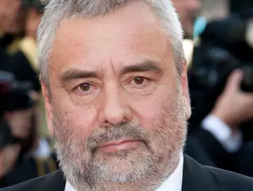 Luc Besson accusé de viol : "humilié, calomnié, lésé à vie" : la plaignante, Sand Van Roy s'indigne de l'abandon de la procédure