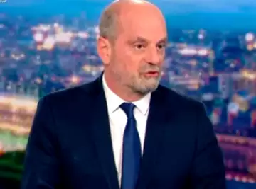 Le peuple réclame votre démission", "Ridicule", "Le peuple réclame votre démission" : les twittos sont déchaînés par la défense de Jean-Michel Blanquer et la polémique autour d'Ibiza dans le JT de TF1.