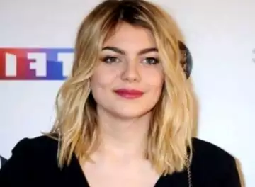 Méconnaissable, Louane s'attire les foudres des internautes... Mais qu'a-t-elle fait ?