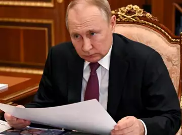 Vladimir Poutine à nouveau trompé ? Des cosmonautes russes sèment la zizanie sur Internet en... Avec les couleurs de l'Ukraine !