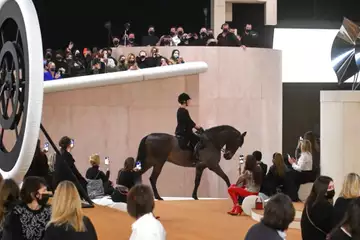 Fashion Week : Charlotte Casiraghi fait son entrée chez Chanel et épate Dimitri Rassam et Carole Bouquet !