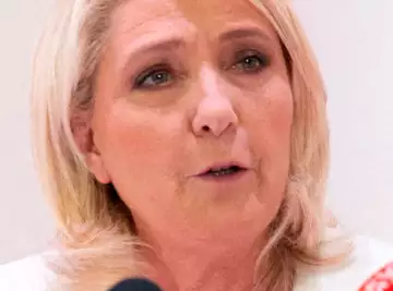 Marine Le Pen : Après Anne-Sophie Lapix, Julian Bugier est pris à partie par la candidate qualifiée pour le second tour de l'élection présidentielle de 2022.