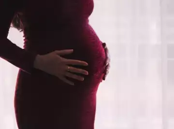 Une femme enceinte est poignardée par son partenaire, prend une décision radicale et se jette par la fenêtre