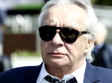 Trois mois de prison : le chanteur français Michel Sardou au centre d'un procès choquant et délirant !