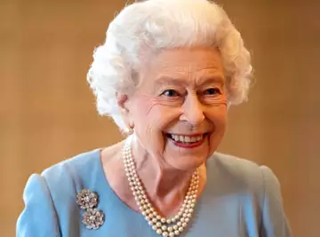 Elizabeth II rayonne à 95 ans : Cette crème antirides emblématique à moins de 30E qu'elle utilise depuis des décennies