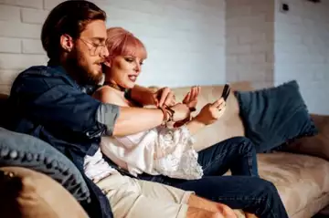 SEXO : Comment recréer les scènes les plus chaudes de vos films préférés ? Voici le mode d'emploi CALIENTE
