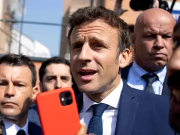 Des tomates lancées sur Emmanuel Macron en plein cœur de Cergy : Sa garde rapprochée s'affole, la vidéo devient virale